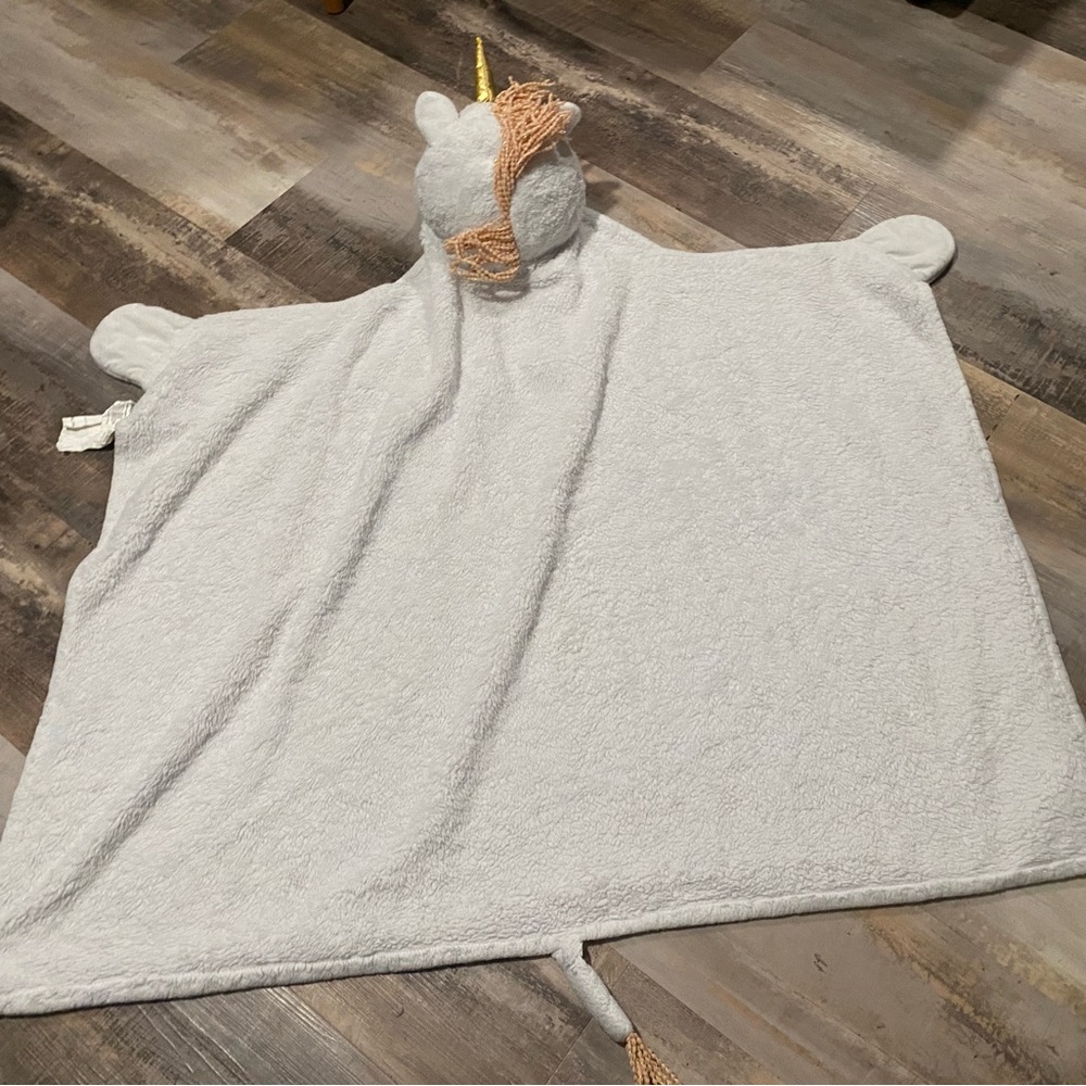 Pillowfort Unicorn Hooded Blanket in Cream